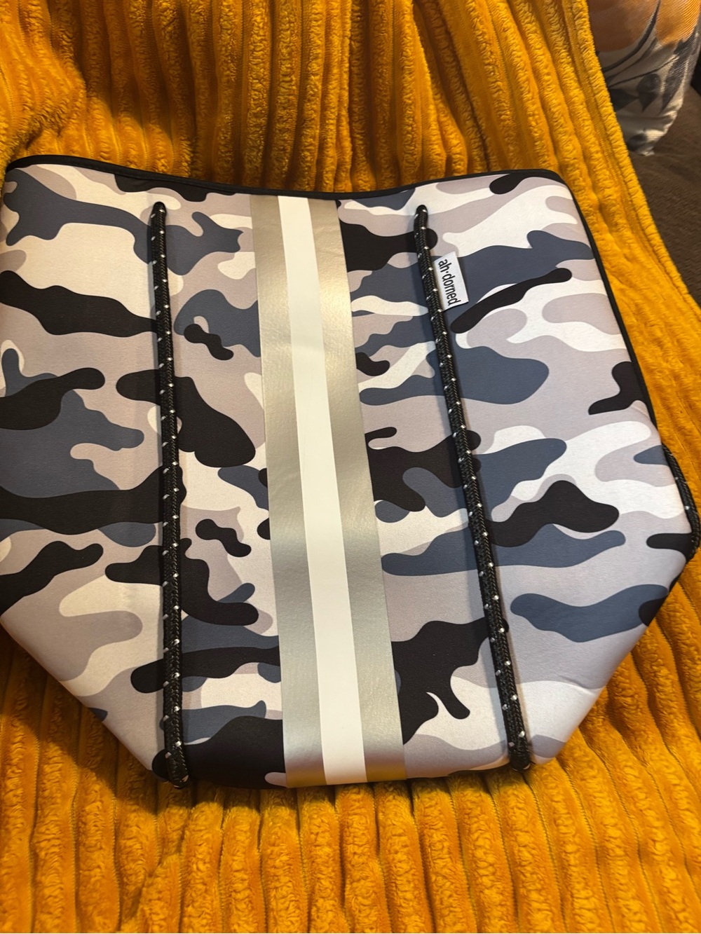 NWT ah•dorned Stylish Camouflage Tote and Pouch Set - Picture 4 of 12
